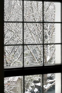 大雪窗户摄影照片_窗户外的雪景