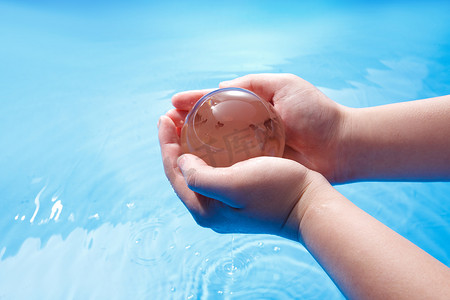 保护水资源素材摄影照片_手和水晶球