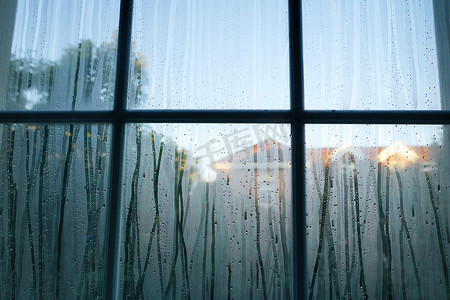 透过雨后的窗户看天气转晴阳光别墅