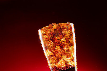 可乐图片摄影照片_放满冰块的可乐