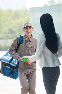 写字楼服务摄影照片_外卖员给商务女士送餐