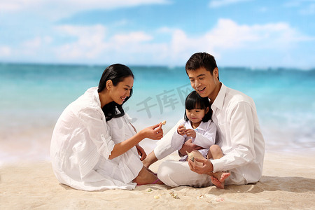 情侣旅行摄影照片_东方家庭在海边