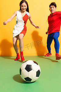 快乐情侣踢足球