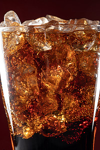可乐图片摄影照片_玻璃杯中可乐和冰块特写