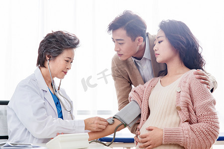 照顾孕妇摄影照片_医生给孕妇量血压