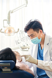 牙医给青年女患者检查