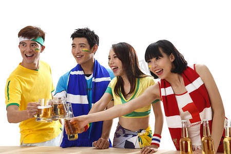 世界杯啤酒摄影照片_青年球迷喝啤酒看比赛