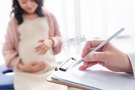 孕妇中国摄影照片_医生给孕妇检查身体