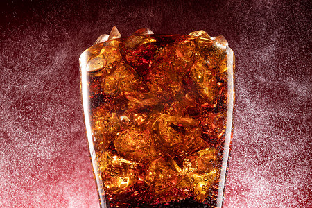 可乐图片摄影照片_装满冰块的杯装可乐