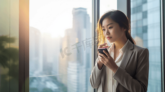 电话手表摄影照片_年轻的女商人的电话 望着远处的户外办公 检查智能手表 而在移动电话交谈。美丽的混血亚洲中国。
