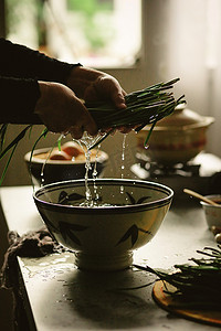 盆子摄影照片_厨师做饭