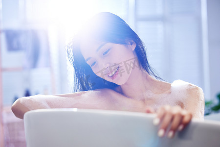 沐浴泡泡摄影照片_漂亮的年轻女人洗泡泡浴