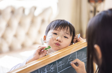 可爱小孩室内休闲图2