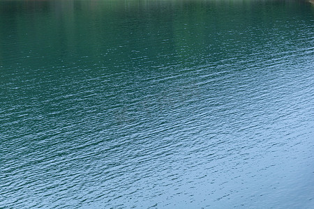 绿色的湖水摄影图