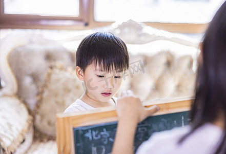 中国小孩摄影照片_可爱小孩室内休闲图