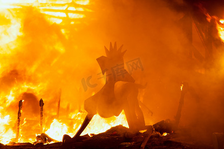 翻译后的中文标题瓦伦西亚火祭节秋季烧像仪式所有雕塑在3月19日晚上焚烧
