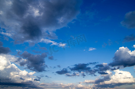 天气阴沉摄影照片_天空