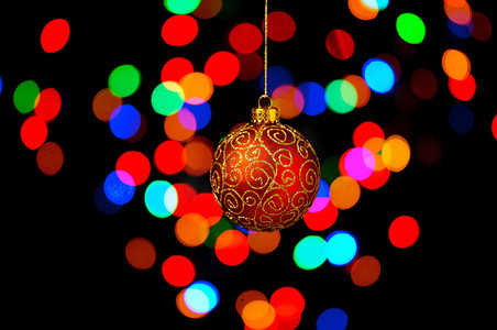 圣诞节彩色边框摄影照片_彩色背景下圣诞装饰品悬挂的图片