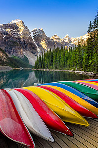 国家公园湖的风景图片可见五彩缤纷的小船和洛矶山的壮丽景色