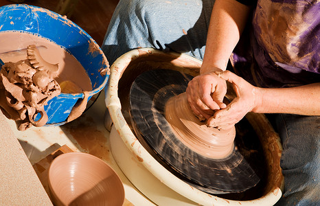 陶匠塑造陶器
