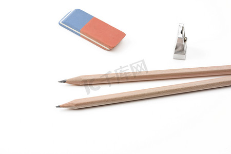 一支笔，一个卷笔刀和一块橡皮