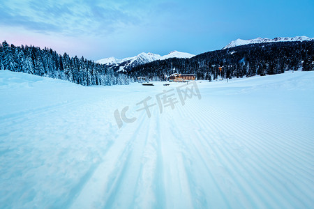 蓝色山脉摄影照片_早上在 Madonna di Campiglio 滑雪胜地附近的滑雪场，我