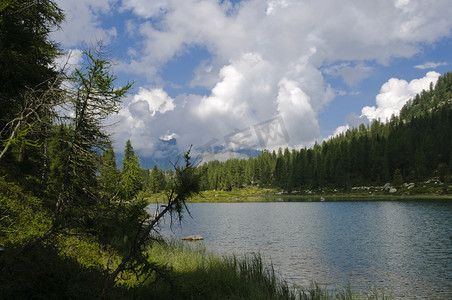 意大利阿尔卑斯山的湖景