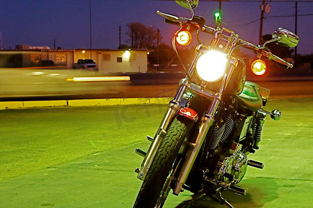 摩托车在晚上