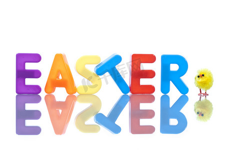 复活节字体摄影照片_用塑料字母和黄色小鸡做的复活节词