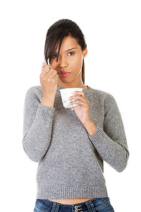 吃酸奶作为健康早餐或点心的年轻女人。