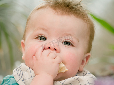 可爱的小男婴进食肖像
