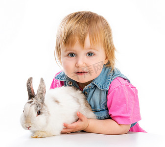 宠物兔子摄影照片_带兔子的婴儿