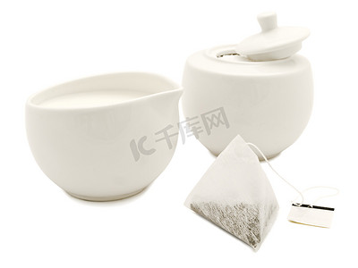 白色现代茶具