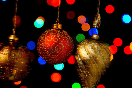 圣诞节彩色边框摄影照片_彩色背景下挂着圣诞装饰品的图片