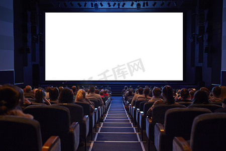 幕摄影照片_空荡荡的电影院屏幕，满满的观众。