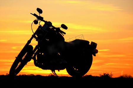 夕阳下的摩托车