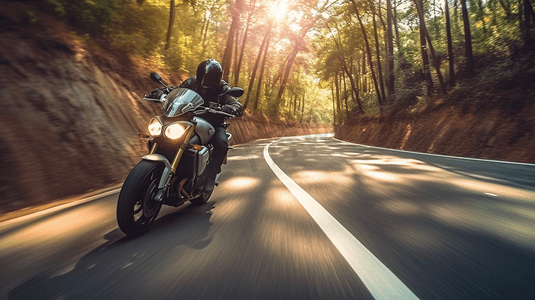 发动摩托车摄影照片_骑摩托车的人在蜿蜒的道路上骑着摩托车