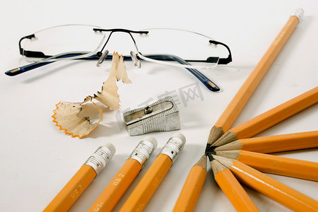 眼镜和铅笔
