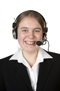 客服中心的女员工配戴头戴式耳机