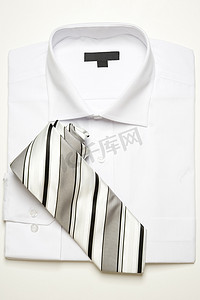 经典的白衬衫和条纹领带