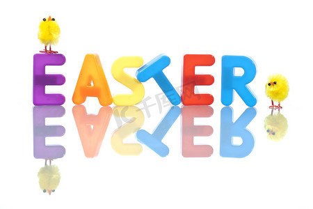 复活节字体摄影照片_带有黄色小鸡和彩色字母的复活节背景