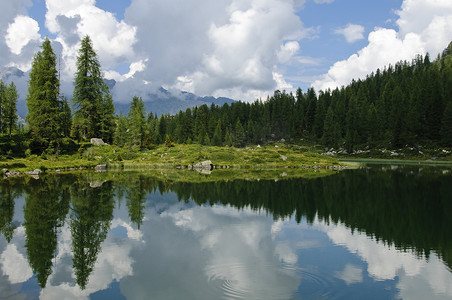 意大利阿尔卑斯山的湖景