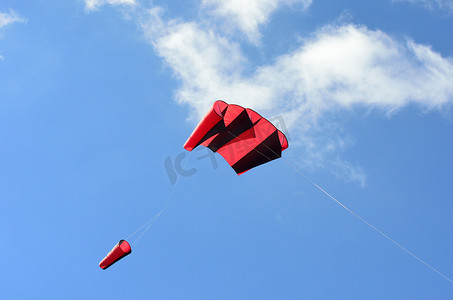 大红色和黑色风筝