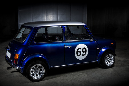 停车场内标志性的蓝色 Mini Cooper