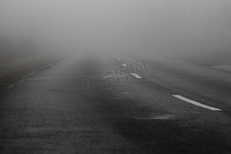 山间雾中的路