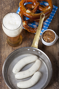 简体中文标题德式白香肠配啤酒