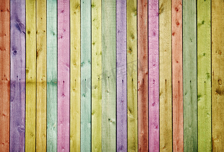 彩虹色涂漆的木制墙面