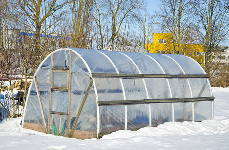 雪地摄影照片_冬季雪地蔬菜手工聚乙烯大棚