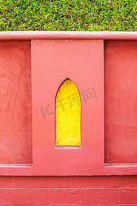 黄色页摄影照片_在红色墙壁上的黄色框架
