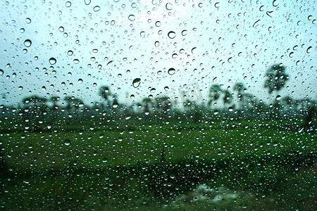 雨后窗户上的水滴